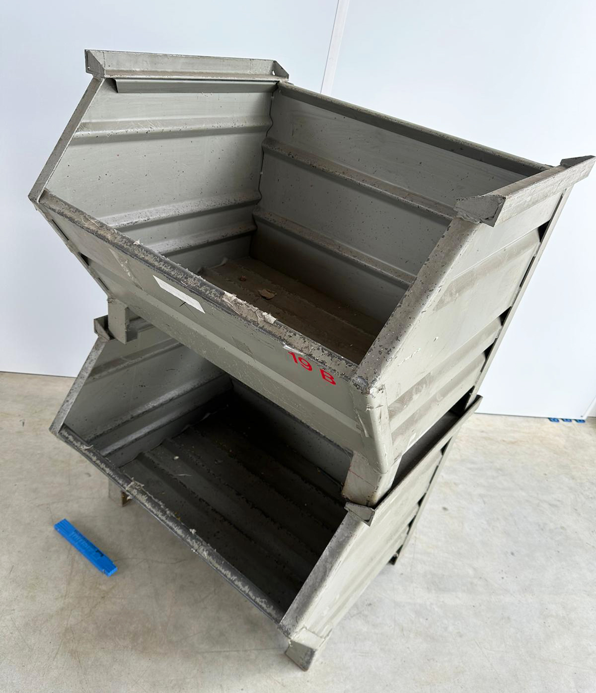 Sichtlagerbehälter-14-7-0a-Heson-lackiert-grau-3