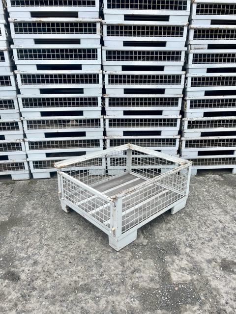 Halbhohe Gitterbox mit ganzer Klappe an der kurzen Seite lackiert  Gitterbehälter
