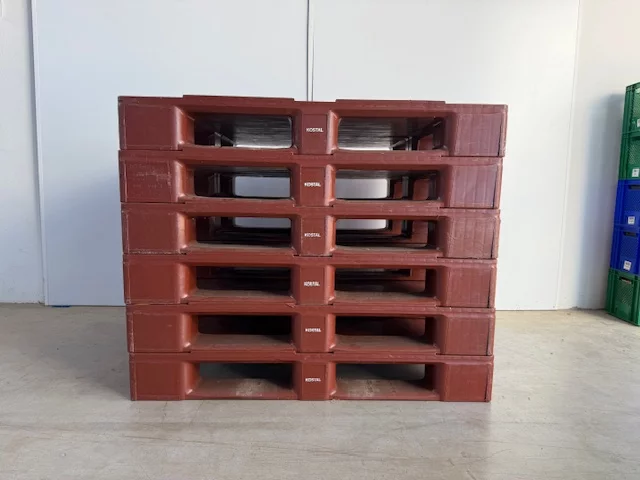 Plastic palet 1200 × 1000 mm UPAL-H -met metalen versterking en roestwerende rand